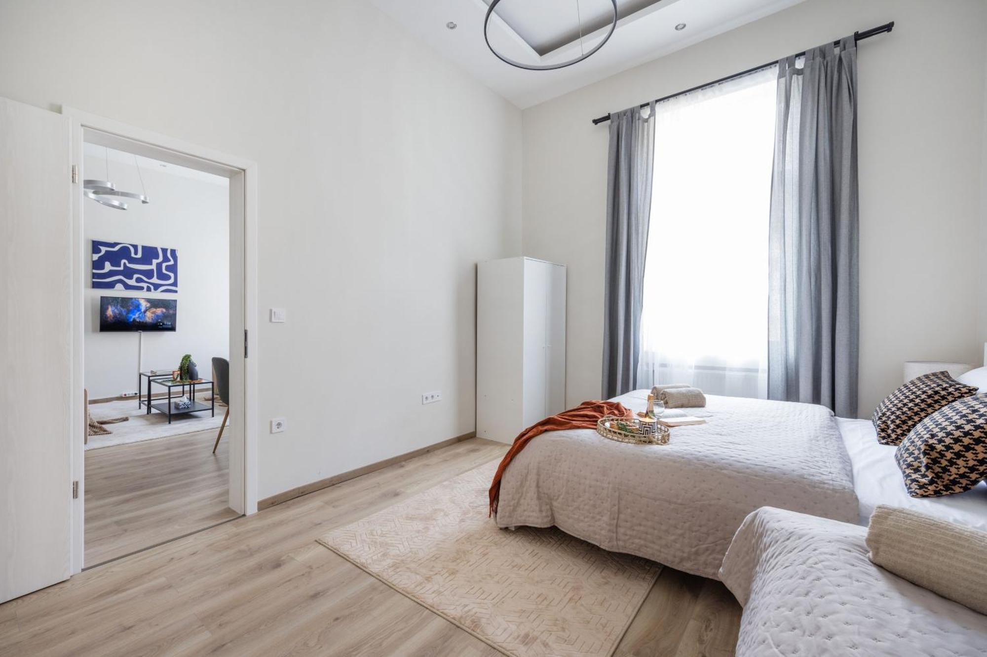 Central Budapest Oasis - Modern Charm, Timeless Comfort Esterno foto